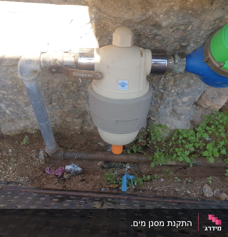 צנרת מים עם מסנן ומחבר מתכת